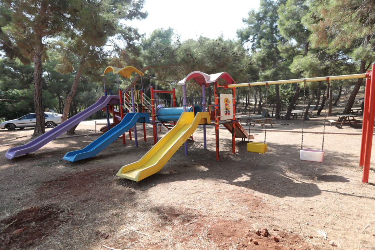 Kinderspielplatz mit Rutschen und Schaukeln im Kuyuluk Nature Park